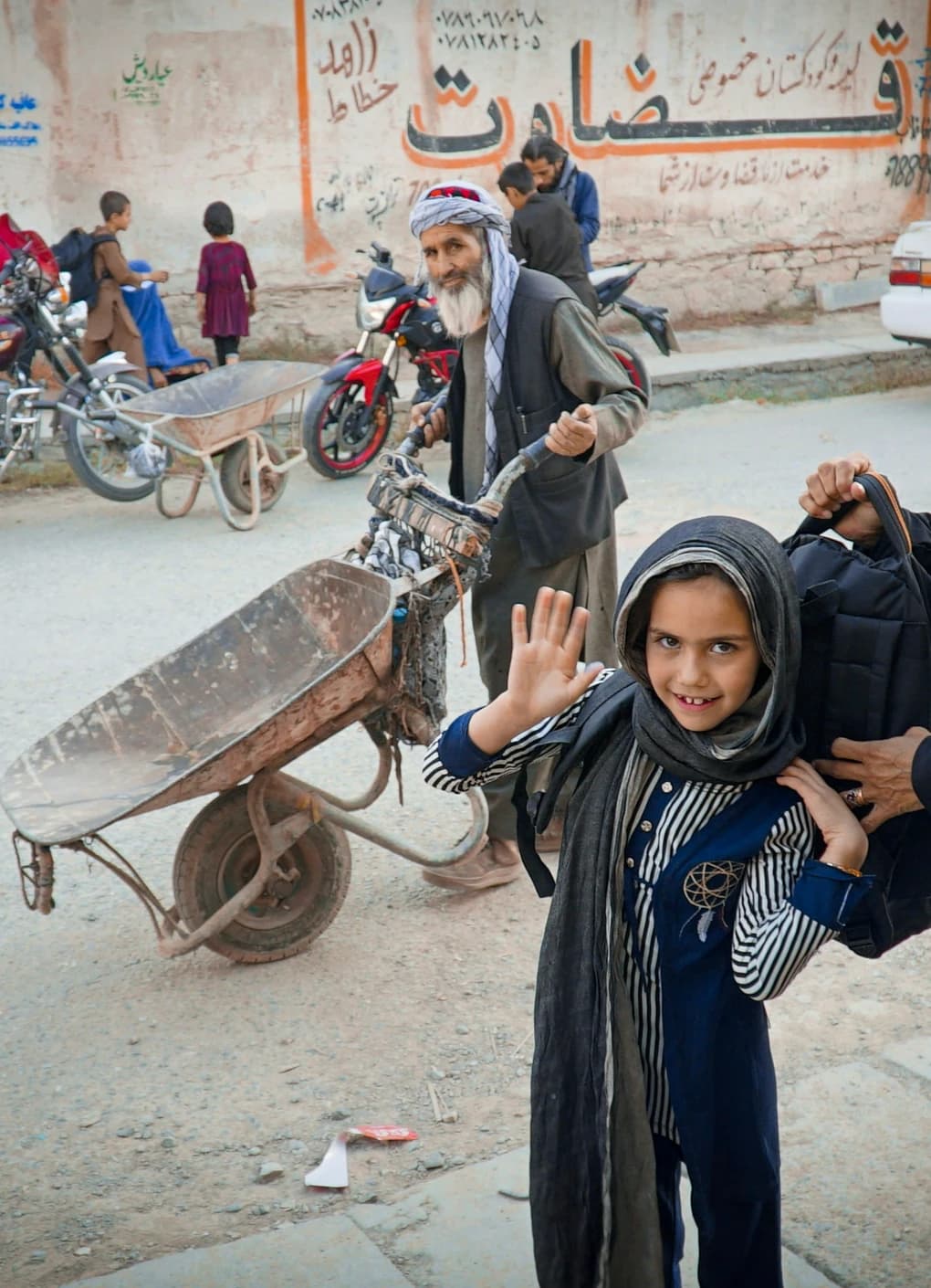 Children returning to school in Kabul