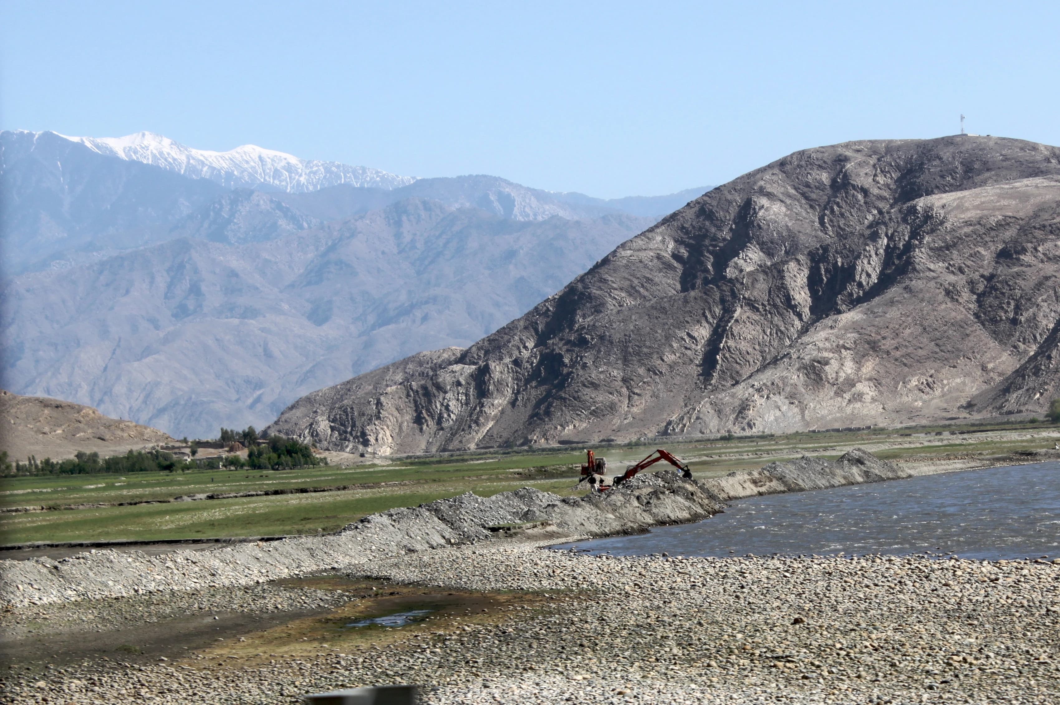 River flats and mountains along the route from Jalalabad to Dari Noor