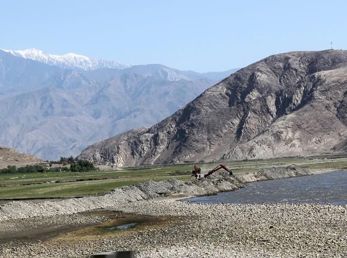 River valley and mountain terrain between Jalalabad and Dari Noor