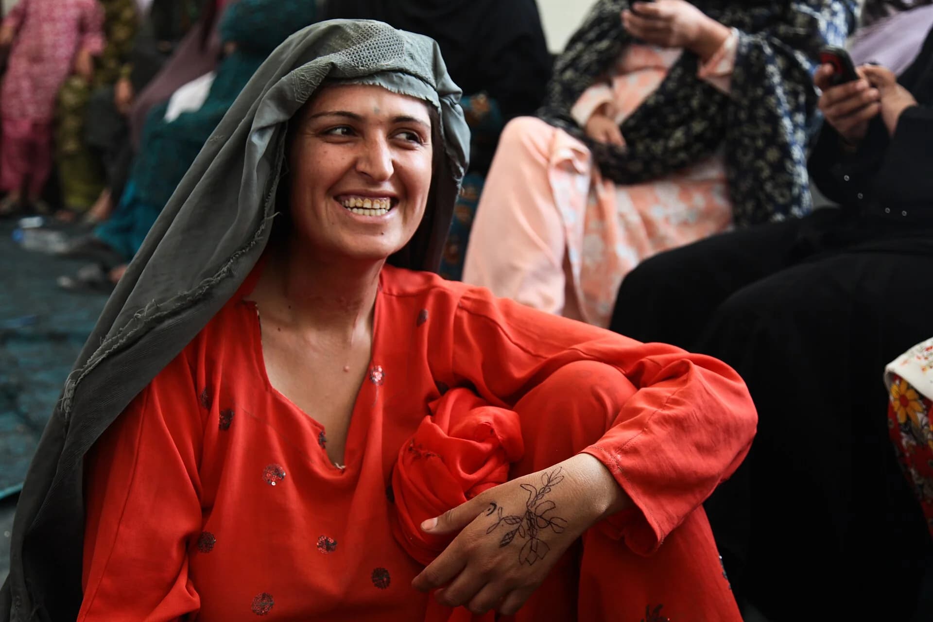 A woman in Spin Boldak, Kandahar, talking with other women
